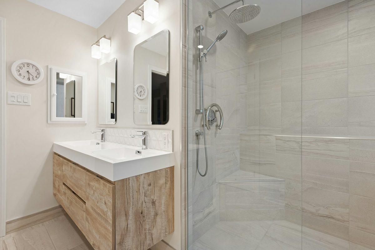 Mueble de baño en madera natural sobre lavabo doble