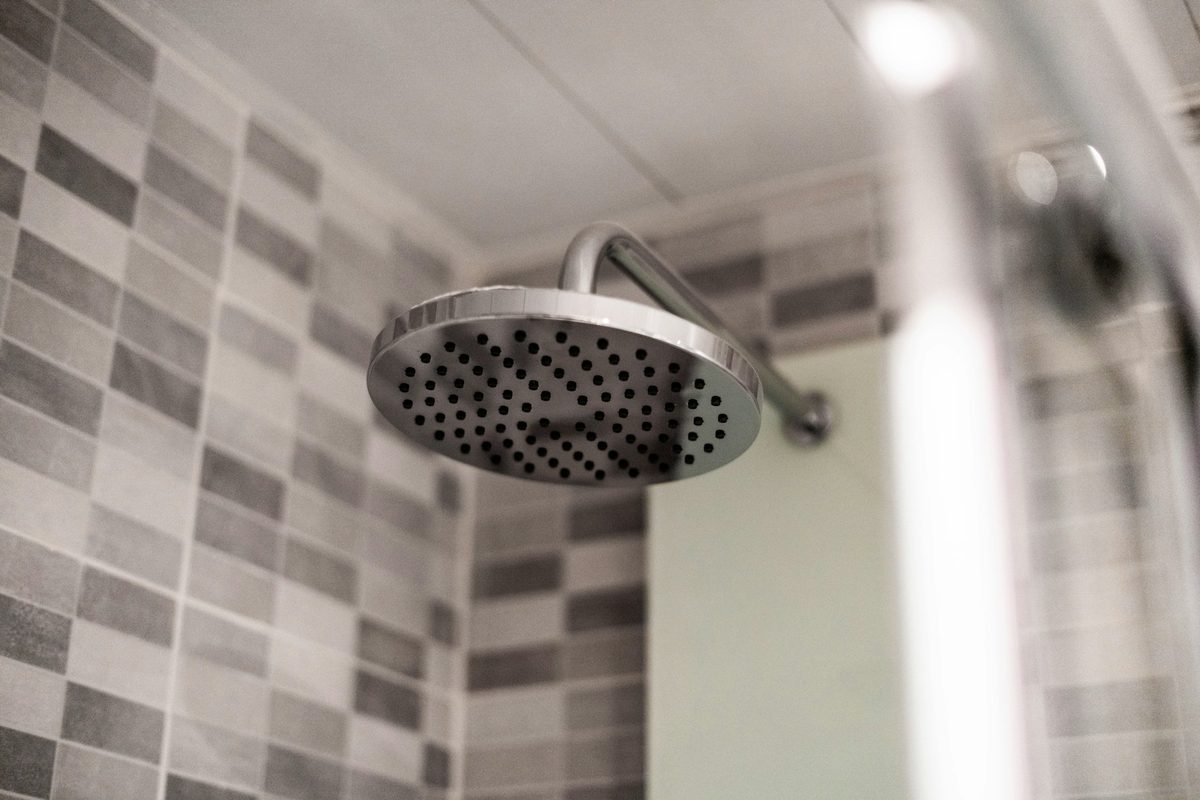 Reforma de baño con plato de ducha enrasado y grifería empotrada