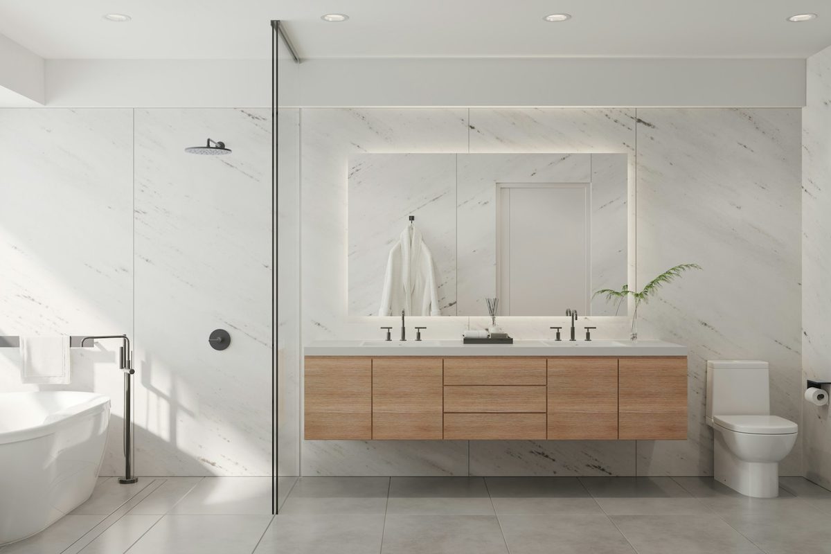 Baño designer-tier con bañera exenta y revestimiento de piedra