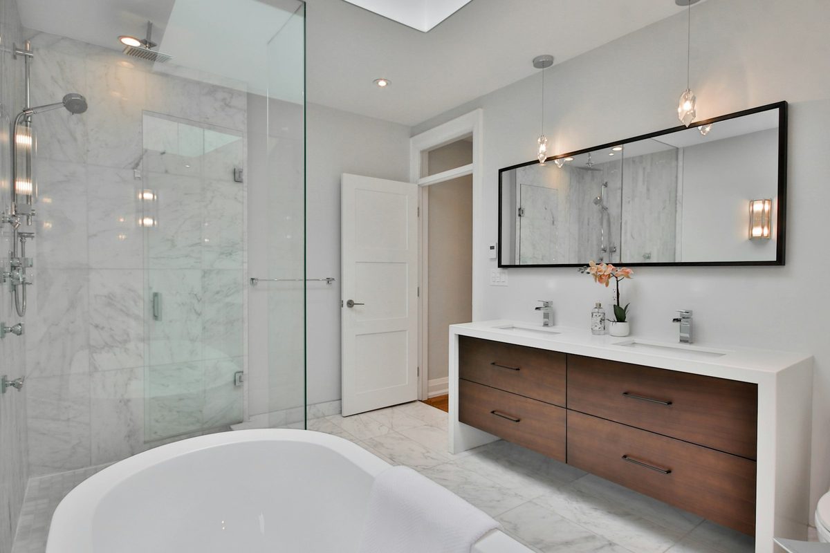 Baño con mármol y ducha walk-in en piso de Sarrià