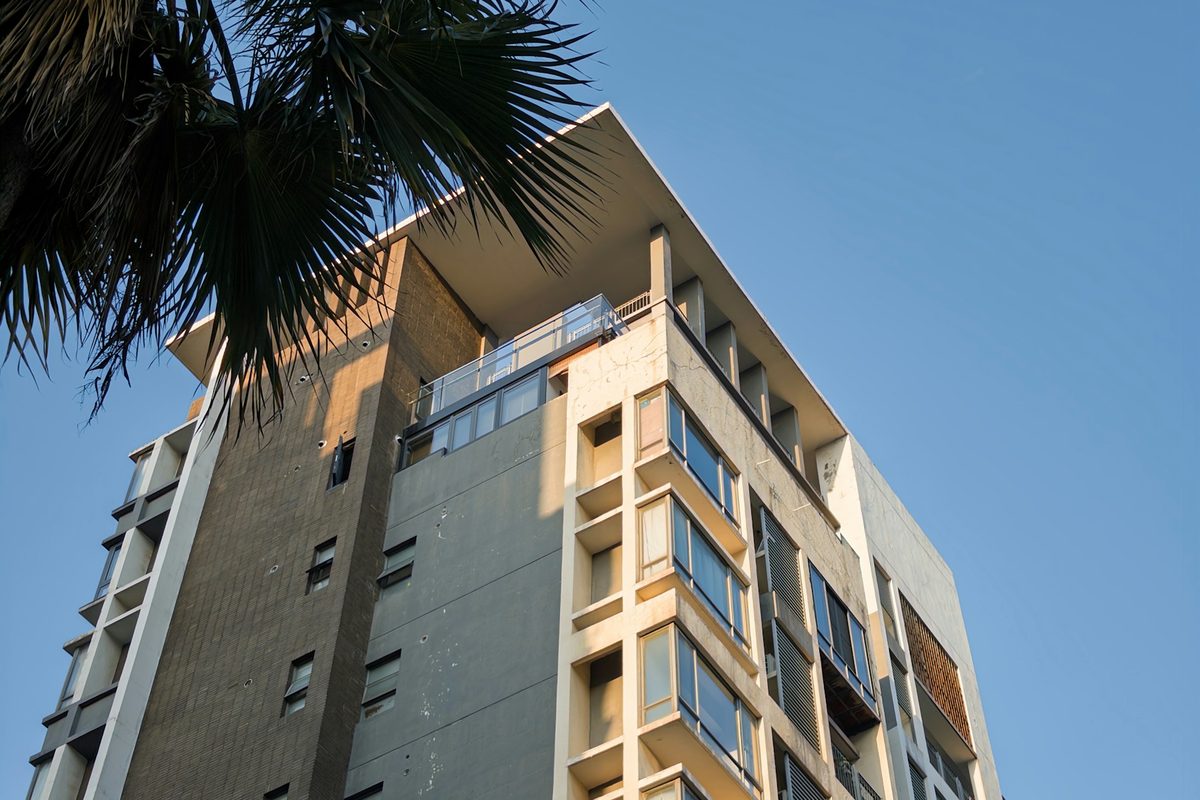 Fachada residencial contemporánea en Barcelona