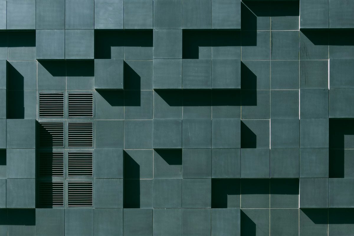 Fachada con azulejo modernista catalán
